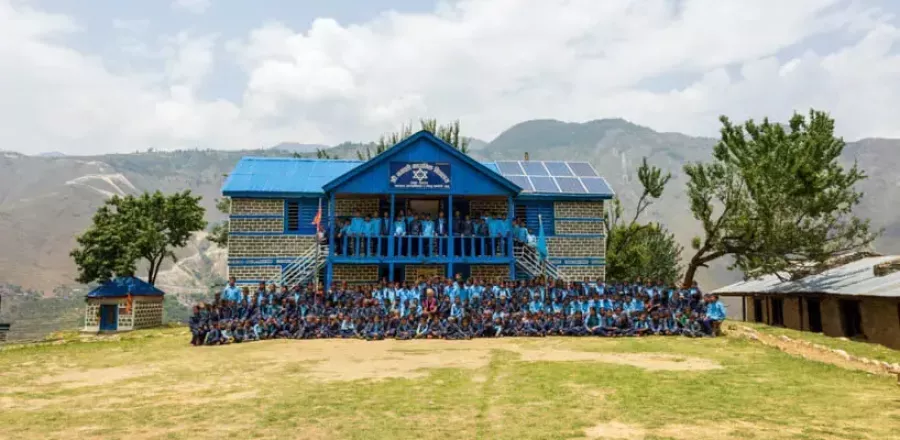 Schulkinder in Nepal unterstützt durch Back to Life e.V. Projekte